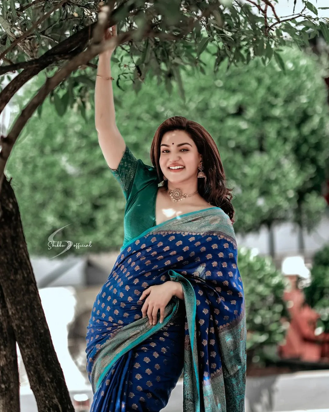 royal-blue-firozi-colour-combination-pure-soft-semi-silk-saree 5